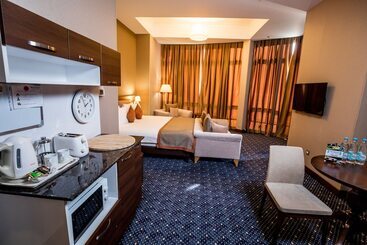Parkside Hotel & Apartments