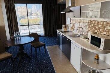 Parkside Hotel & Apartments