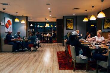 Parkside Hotel & Apartments