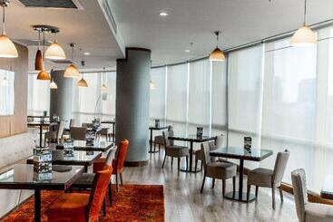 Parkside Hotel & Apartments
