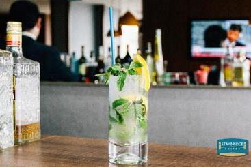 Parkside Hotel & Apartments