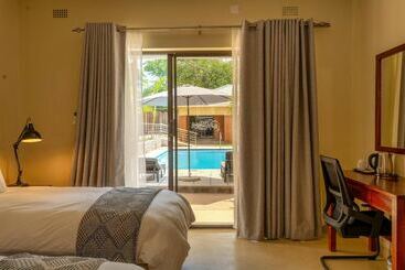 تختخواب و صبحانه The Shrub Lodge