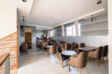 هتل Blooming Suites
