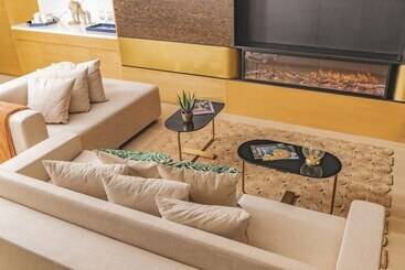 The House Hotel Al Khiran