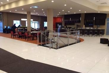 هتل Courtyard By Marriott Montreal West Island/baie D’urfe