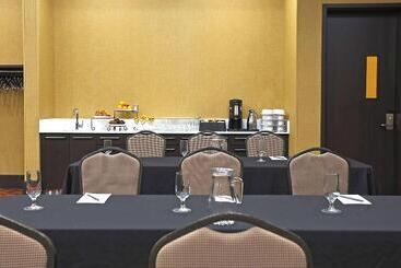 هتل Courtyard By Marriott Montreal West Island/baie D’urfe