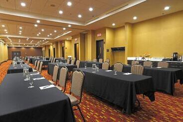 هتل Courtyard By Marriott Montreal West Island/baie D’urfe
