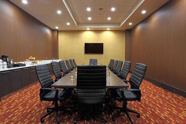 هتل Courtyard By Marriott Montreal West Island/baie D’urfe