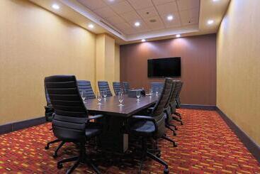 هتل Courtyard By Marriott Montreal West Island/baie D’urfe