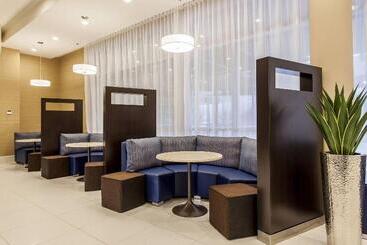 هتل Courtyard By Marriott Montreal West Island/baie D’urfe