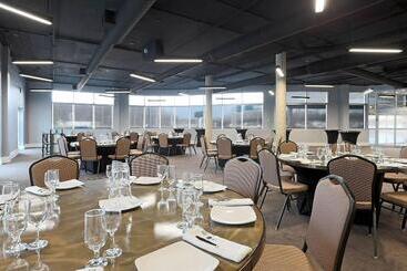 هتل Courtyard By Marriott Montreal West Island/baie D’urfe