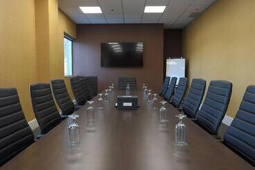 هتل Courtyard By Marriott Montreal West Island/baie D’urfe
