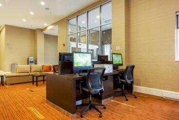 هتل Courtyard By Marriott Montreal West Island/baie D’urfe