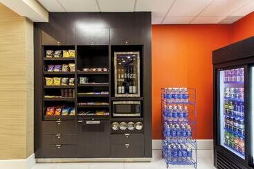 هتل Courtyard By Marriott Montreal West Island/baie D’urfe