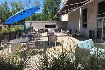 هتل Courtyard By Marriott Montreal West Island/baie D’urfe