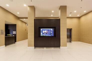 هتل Courtyard By Marriott Montreal West Island/baie D’urfe