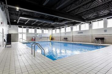 هتل Courtyard By Marriott Montreal West Island/baie D’urfe