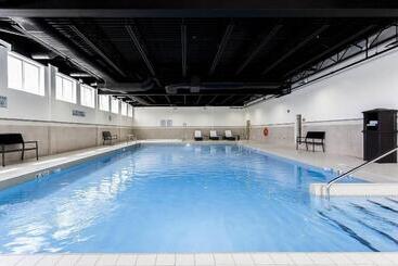 هتل Courtyard By Marriott Montreal West Island/baie D’urfe