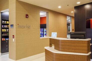 هتل Courtyard By Marriott Montreal West Island/baie D’urfe