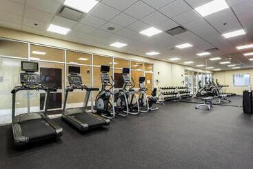 هتل Courtyard By Marriott Montreal West Island/baie D’urfe