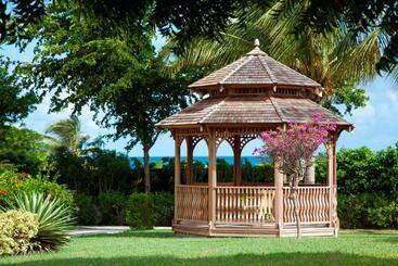 هتل The Cove Suites At Blue Waters Resort And Spa