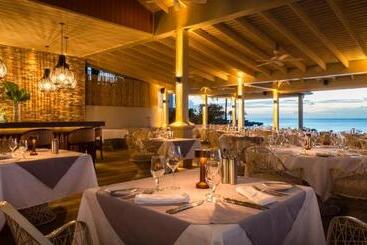هتل The Cove Suites At Blue Waters Resort And Spa