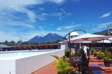 هتل El Carmen Suites