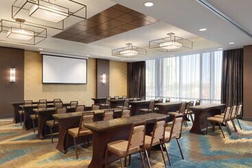 هتل Hilton Garden Inn Calgary Downtown