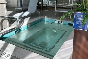 هتل Hilton Garden Inn Calgary Downtown