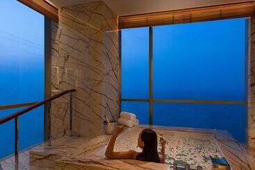 هتل Hilton Yantai Golden Coast