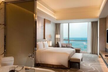 هتل Hilton Yantai Golden Coast