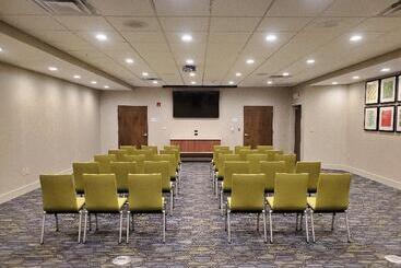 هتل Holiday Inn Express & Suites Sandusky, An Ihg