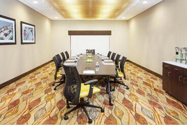 هتل Holiday Inn Express & Suites Sandusky, An Ihg