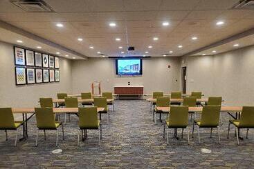هتل Holiday Inn Express & Suites Sandusky, An Ihg
