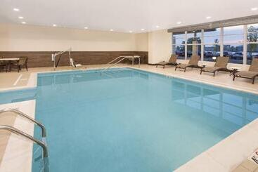 هتل Holiday Inn Express & Suites Sandusky, An Ihg