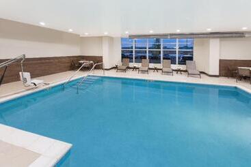 هتل Holiday Inn Express & Suites Sandusky, An Ihg