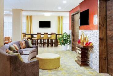 هتل Holiday Inn Express & Suites Sandusky, An Ihg