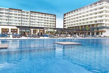 هتل Royalton Blue Waters Montego Bay, An Autograph Collection All Inclusive Resort