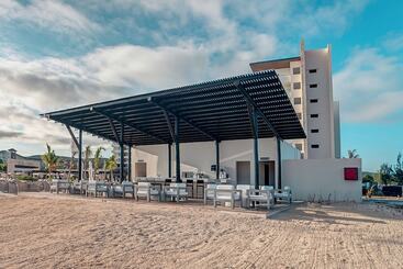 هتل Royalton Blue Waters Montego Bay, An Autograph Collection All Inclusive Resort