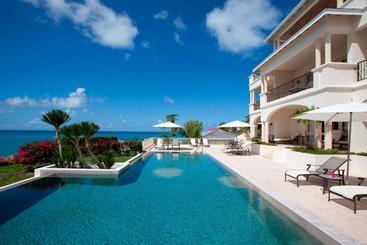هتل The Cove Suites At Blue Waters Resort And Spa
