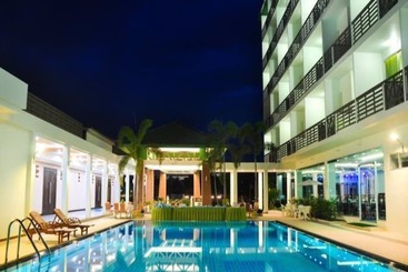 هتل The Flora May Resort