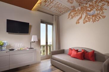 هتل Titano Suites