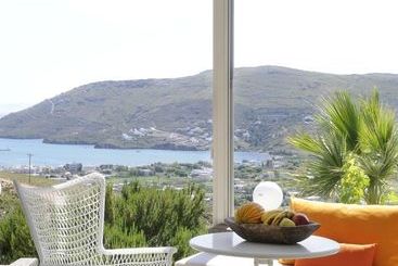 Kymothoi Rooms & Pool Bar
