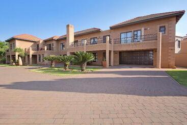 膳宿费 Centurion Golf Suites Boca Walk