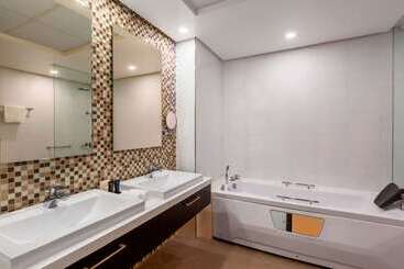 Ramada Hotel And Suites Amwaj Islands