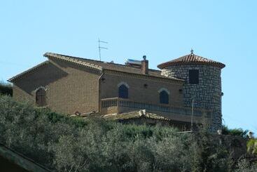 تختخواب و صبحانه Castello