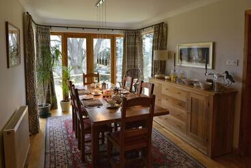 تختخواب و صبحانه Brae House