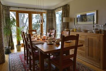تختخواب و صبحانه Brae House