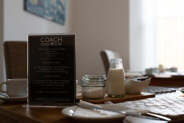 تختخواب و صبحانه Coach Guest House