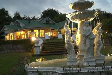 تختخواب و صبحانه Country Villa Estate